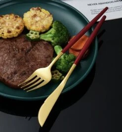 Merkloos Bestekset - 24 Delig Bestekset - 6 Personen - Rood/Goud - Tafellepels/Tafelmessen/Tafelvorken/Koffielepels - Roestvrij Staal -Tafelwaren Verkoop 1104x1200