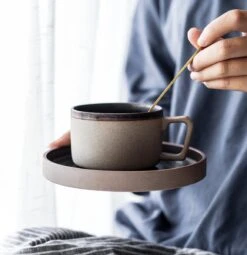 House Of Husk® Keramieke Kop En Schotel Set - Koffiekopjes - Theemokken - Koffiemokken - 250 Ml - Bruin Aardewerk 9 House Of Husk® Keramieke Kop En Schotel Set - Koffiekopjes - Theemokken - Koffiemokken - 250 Ml - Bruin Aardewerk -Tafelwaren Verkoop 1161x1200 2