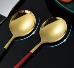 Merkloos Bestekset - 24 Delig Bestekset - 6 Personen - Rood/Goud - Tafellepels/Tafelmessen/Tafelvorken/Koffielepels - Roestvrij Staal -Tafelwaren Verkoop 1200x1111