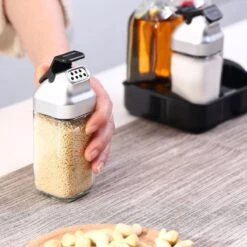 Merkloos Decopatent® Olie En Azijnstel SET Met RVS Schenktuit In Houder - Inhoud 1x Oliefles 1x Azijnfles Van Glas & 2x Specerijen Potjes -Tafelwaren Verkoop 1200x1200 1855