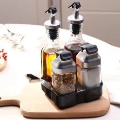 Merkloos Decopatent® Olie En Azijnstel SET Met RVS Schenktuit In Houder - Inhoud 1x Oliefles 1x Azijnfles Van Glas & 2x Specerijen Potjes -Tafelwaren Verkoop 1200x1200 1856