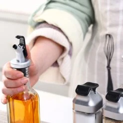 Merkloos Decopatent® Olie En Azijnstel SET Met RVS Schenktuit In Houder - Inhoud 1x Oliefles 1x Azijnfles Van Glas & 2x Specerijen Potjes -Tafelwaren Verkoop 1200x1200 1857