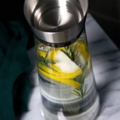 Krumble Karaf Van Glas - Waterkan - Met Deksel - 10,5 X 33 Cm (dxh) - 1,5 Liter - Glas En RVS -Tafelwaren Verkoop 1200x1200 1931