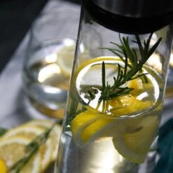 Krumble Karaf Van Glas - Waterkan - Met Deksel - 10,5 X 33 Cm (dxh) - 1,5 Liter - Glas En RVS -Tafelwaren Verkoop 1200x1200 1933