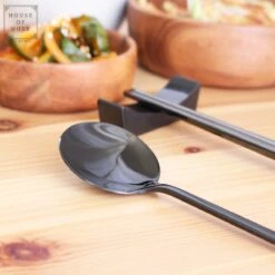 House Of Husk 1 Persoons Chopstick Set - 1 Paar Metalen Koreaanse Eetstokjes - Inclusief Eetlepel En Houder - RVS - Metaal - Eetstokjes - Koreaans - Vaatwasserbestendig - Sushi Chopsticks - Noodles - Zwart -Tafelwaren Verkoop 1200x1200 289