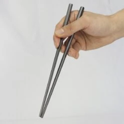 House Of Husk 1 Persoons Chopstick Set - 1 Paar Metalen Koreaanse Eetstokjes - Inclusief Eetlepel En Houder - RVS - Metaal - Eetstokjes - Koreaans - Vaatwasserbestendig - Sushi Chopsticks - Noodles - Zwart -Tafelwaren Verkoop 1200x1200 290
