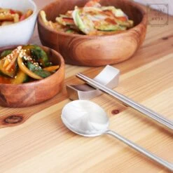House Of Husk 1 Persoons Chopstick Lepel Set - 1 Paar Metalen Koreaanse Eetstokjes - Inclusief Eetlepel En Houder - RVS - Metaal - Eetstokjes - Koreaans - Vaatwasserbestendig - Sushi Chopsticks - Noodles - Zilver -Tafelwaren Verkoop 1200x1200 300