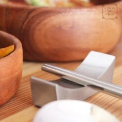 House Of Husk 1 Persoons Chopstick Lepel Set - 1 Paar Metalen Koreaanse Eetstokjes - Inclusief Eetlepel En Houder - RVS - Metaal - Eetstokjes - Koreaans - Vaatwasserbestendig - Sushi Chopsticks - Noodles - Zilver -Tafelwaren Verkoop 1200x1200 302