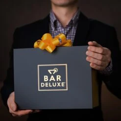 BarDeluxe® Whiskey Glazen - Whiskey Set - 4 Stuks - Whiskeyglazen - Whiskey Cadeauset - Handgemaakt - 100% Kristal - Whiskey Gift Set - Inclusief Unieke IJsblokjesvorm & Luxe Bewaardoos -Tafelwaren Verkoop 1200x1200 939