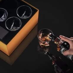 BarDeluxe® Whiskey Glazen - Whiskey Set - 4 Stuks - Whiskeyglazen - Whiskey Cadeauset - Handgemaakt - 100% Kristal - Whiskey Gift Set - Inclusief Unieke IJsblokjesvorm & Luxe Bewaardoos -Tafelwaren Verkoop 1200x1200 943