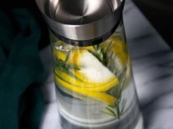 Krumble Karaf Van Glas - 1000ml - 1 Liter - 33 X 9,5 Cm (dxh) - Glazen Waterfles - RVS - Tafel Water -Tafelwaren Verkoop 1200x900 140