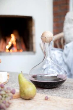 Sagaform - Nature - Wijn Karaf Met Eiken Stopper 19 Sagaform - Nature - Wijn Karaf Met Eiken Stopper -Tafelwaren Verkoop 800x1200 66