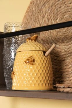 Clayre & Eef Honingpot Met Lepel Ø 11x14 Cm Geel Keramiek Rond Bijen Voorraadpot Deksel Bewaarpot Opbergpot -Tafelwaren Verkoop 801x1200 1